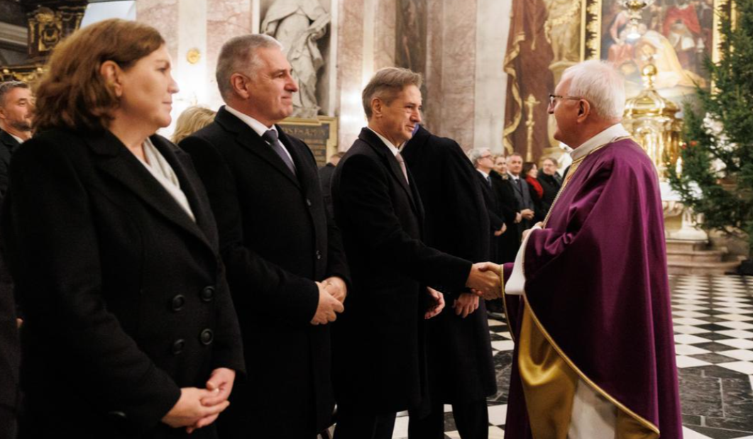 Image for Nadškof se norčuje iz predsednika vlade